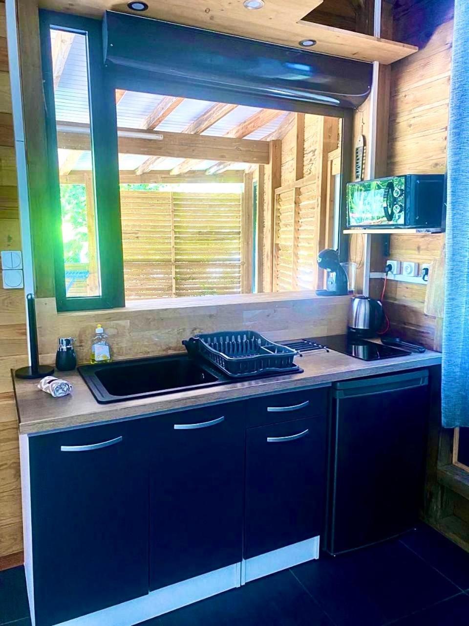 Charmant Bungalow Tout Confort Climatise - Terrasse Et Acces Plage ! Deshaies Zewnętrze zdjęcie
